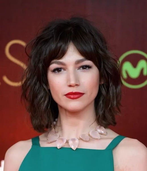Chic and Versatile: Long Bob with Curtain Bangs Steals the Show